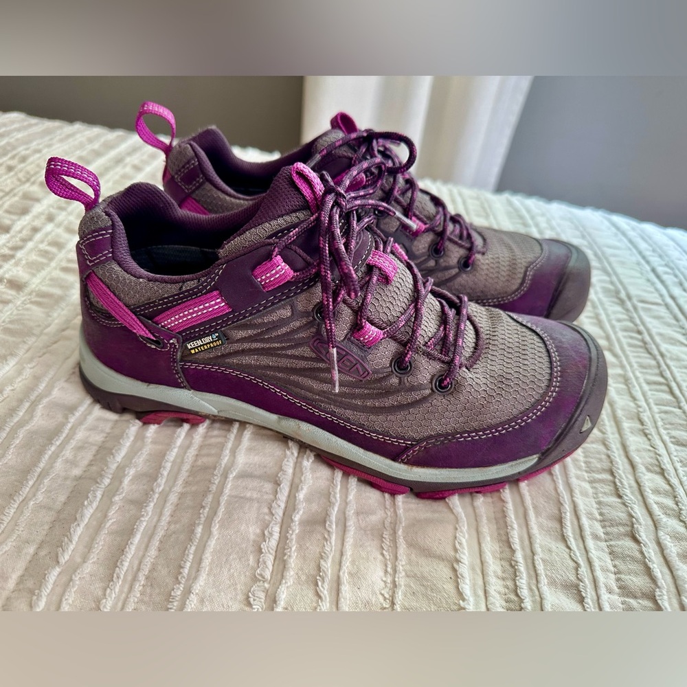 Keen hiking shoes size 9